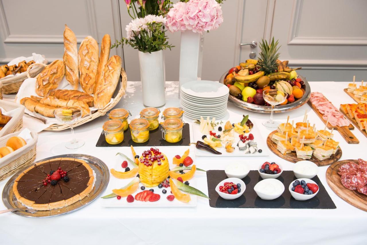 Boscolo Lyon Hotel & Spa Exterior photo A buffet