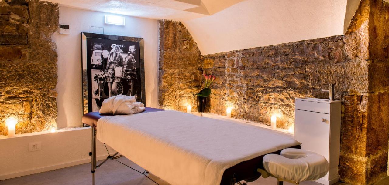 Boscolo Lyon Hotel & Spa Exterior photo A massage table