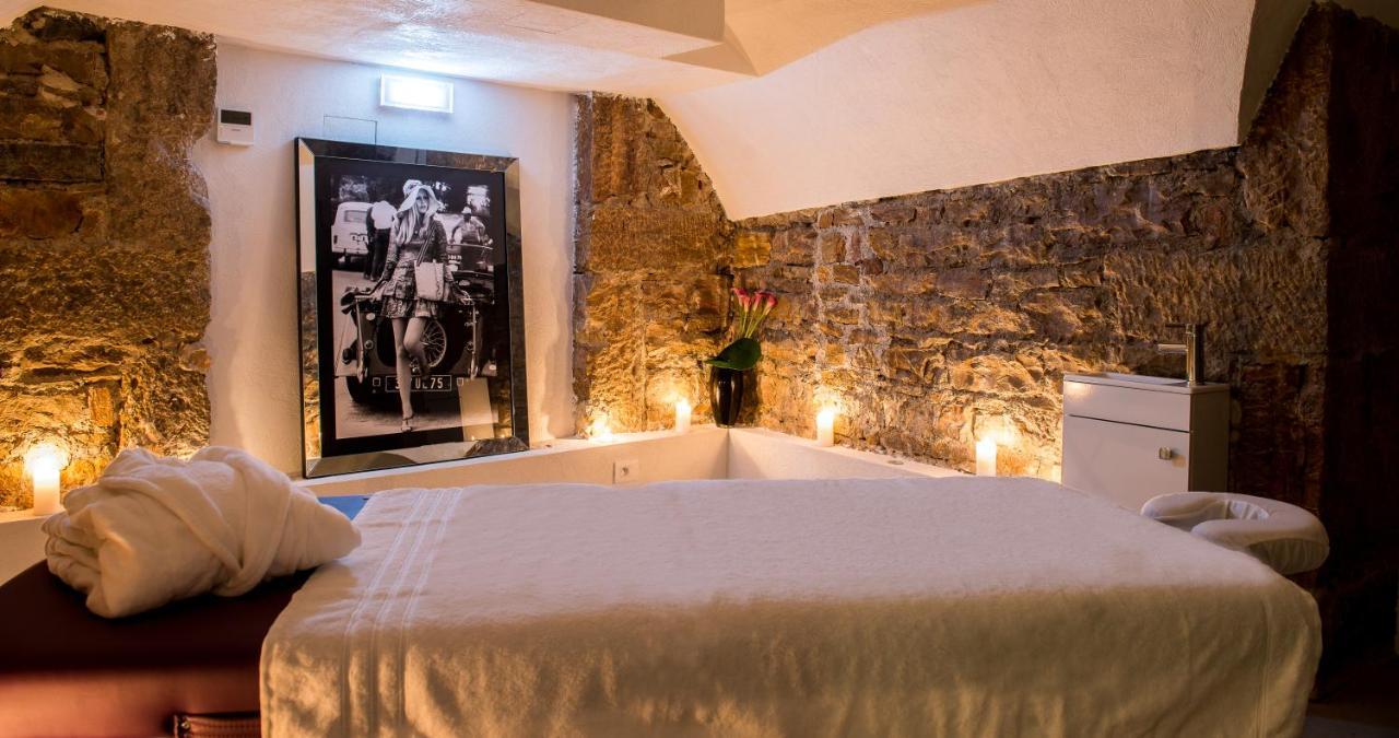 Boscolo Lyon Hotel & Spa Exterior photo A room at the hotel